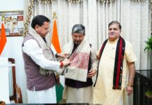 मुख्यमंत्री आवास में राज्यसभा सांसद दिनेश आर्य ने मुख्यमंत्री धामी से की शिष्टाचार भेंट